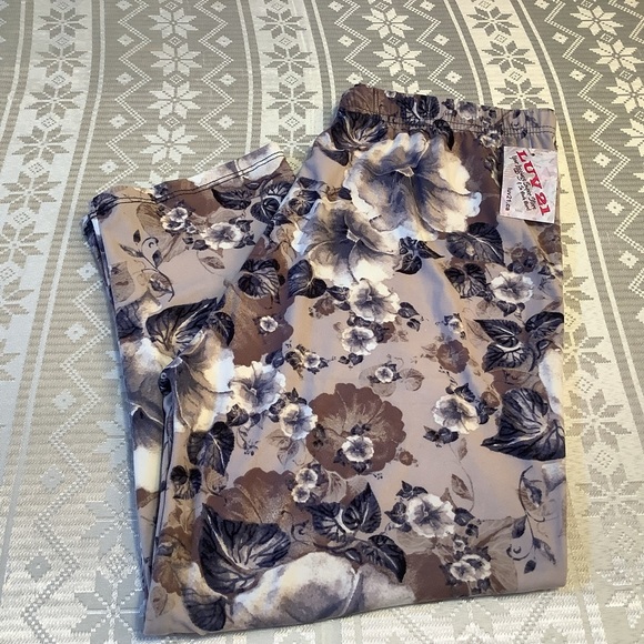 Capris Women’s Plus/Curvy 12-20 Elastic Waistband Smoked Out Floral Pattern - Picture 7 of 8